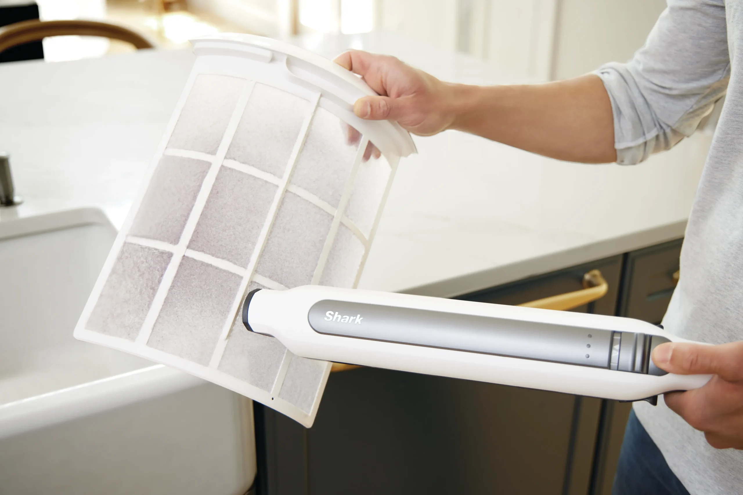 DAT-R_HP300EU_InUse_Kitchen_Filter_Cleaning_Man