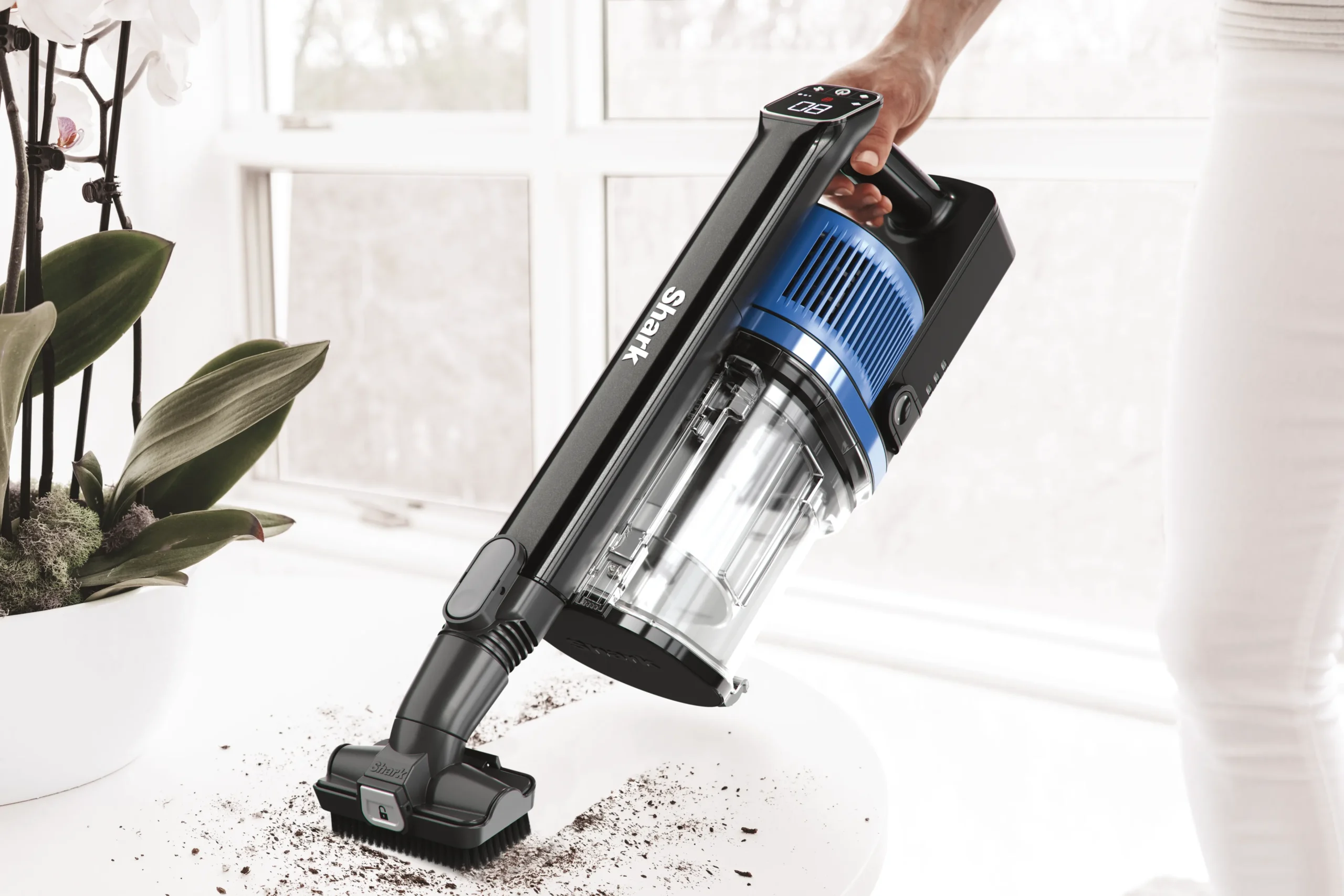 DAT-R_IZ220EU_InUse_AbvFlr_Table_PetMultiTool_Woman