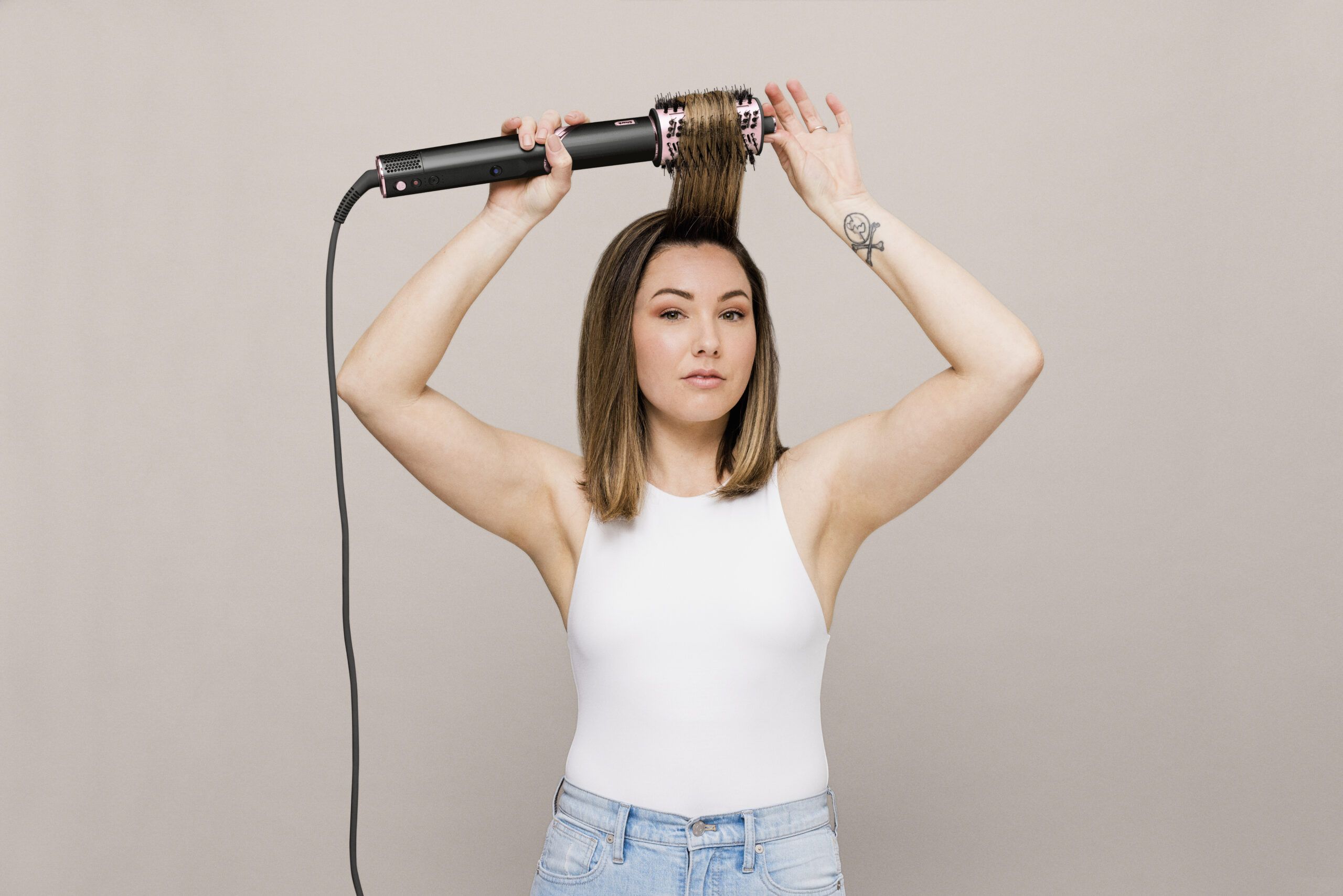 HD424EU_InUse_OvalBrush_Chloe_Styling_Front2_RGB