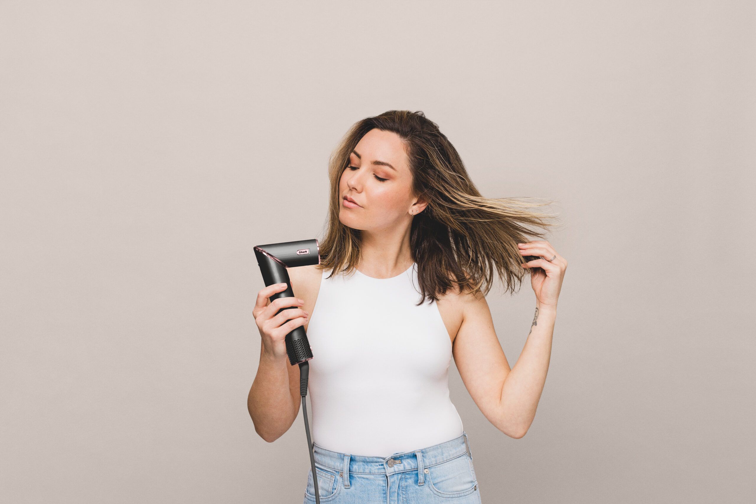 HD440UKSeries_InUse_OvalBrush_Chloe_Drying_Angled flipped logo