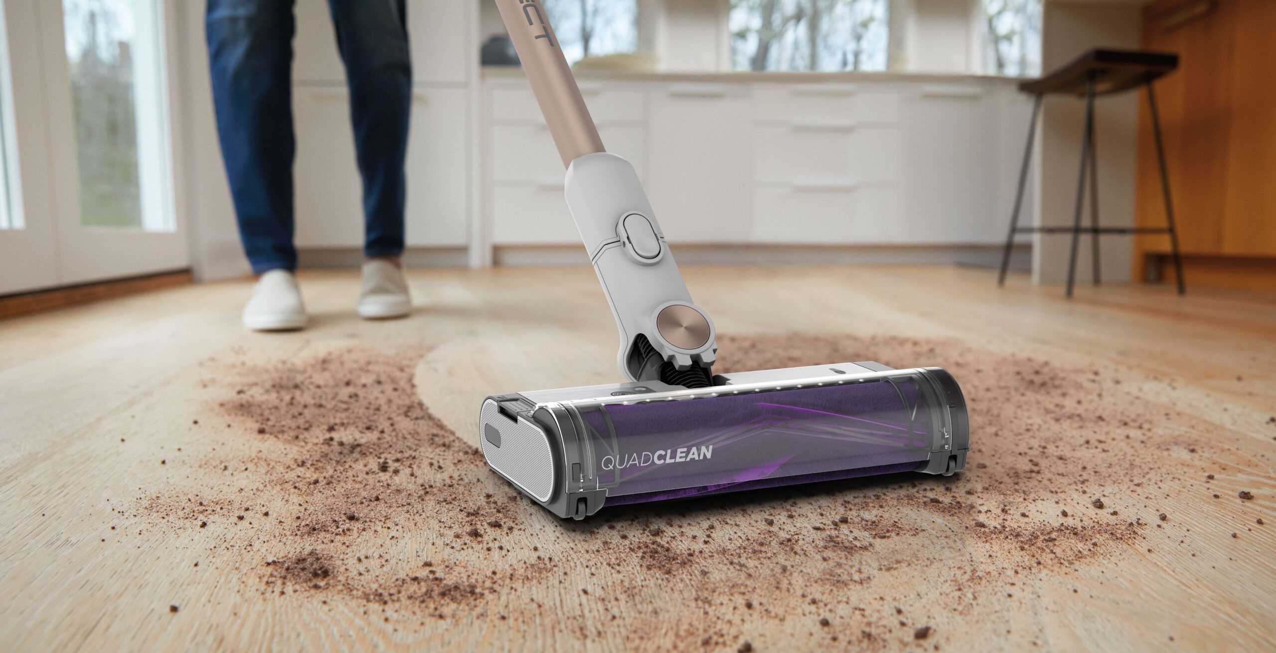 R_IW3612EU_InUse_NozzleDetail_WoodFloor_Dirt_Woman