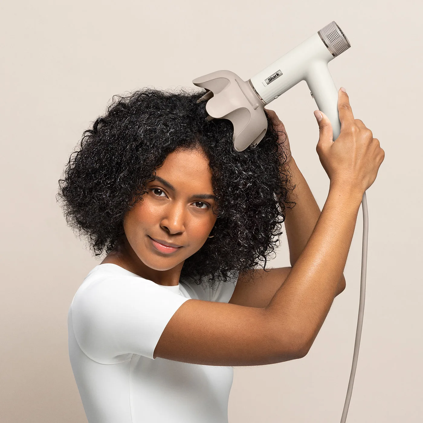 Shark-HD300-InUse-DiffuseSavannah-Styling