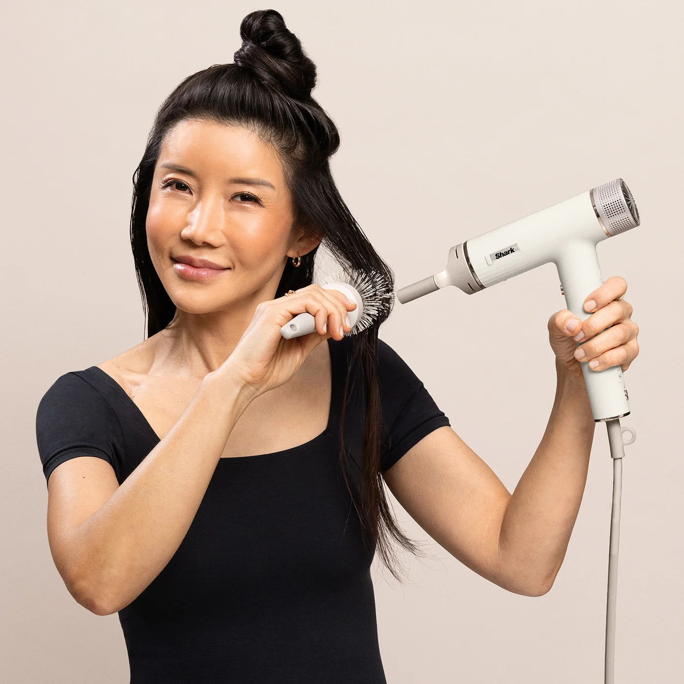 Shark-HD300-InUse-TwistBrush-MiNah-Styling6