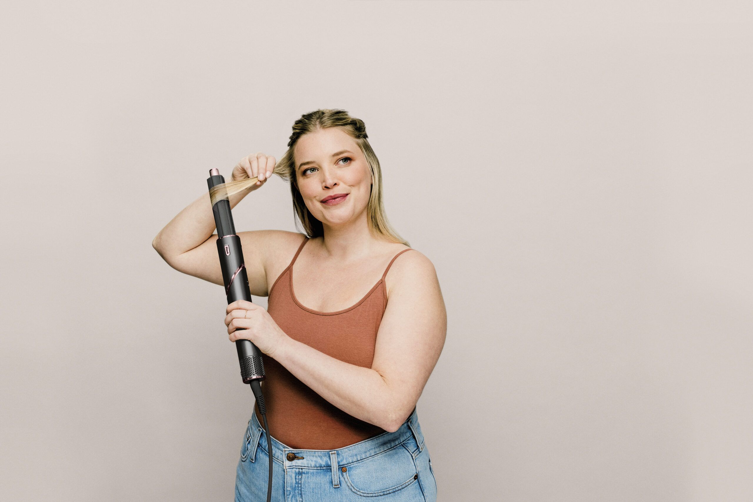 Shark-HD440UK-InUse-Curler-Lily-Styling-Front2