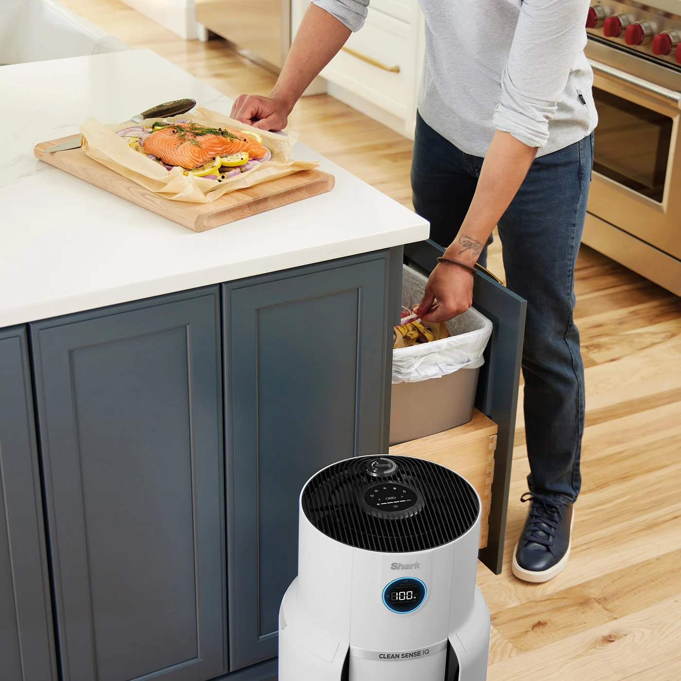 Shark-R-HP300UK-InUse-Kitchen-OdorNeutralizer-TrashCan-Man