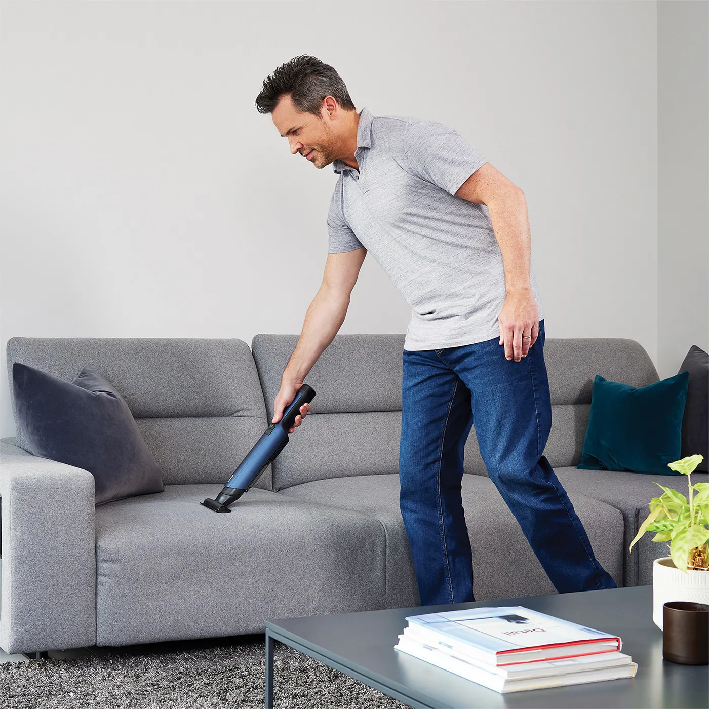 Shark-WV270UK-InUse-Multi-Surface-Pet-Tool-1