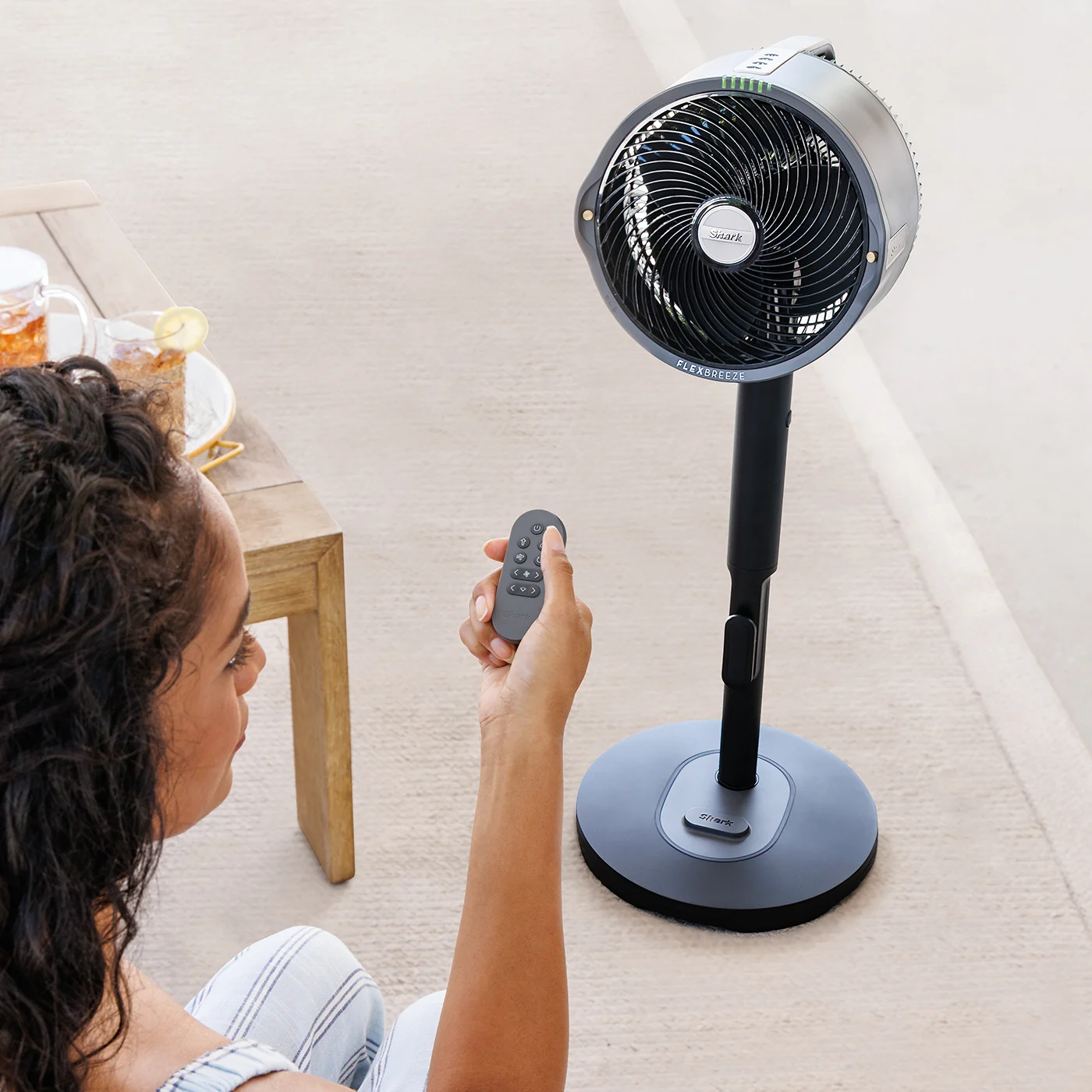 Shark-FA300UK_InUse_Cooling_LivingRoom_Woman