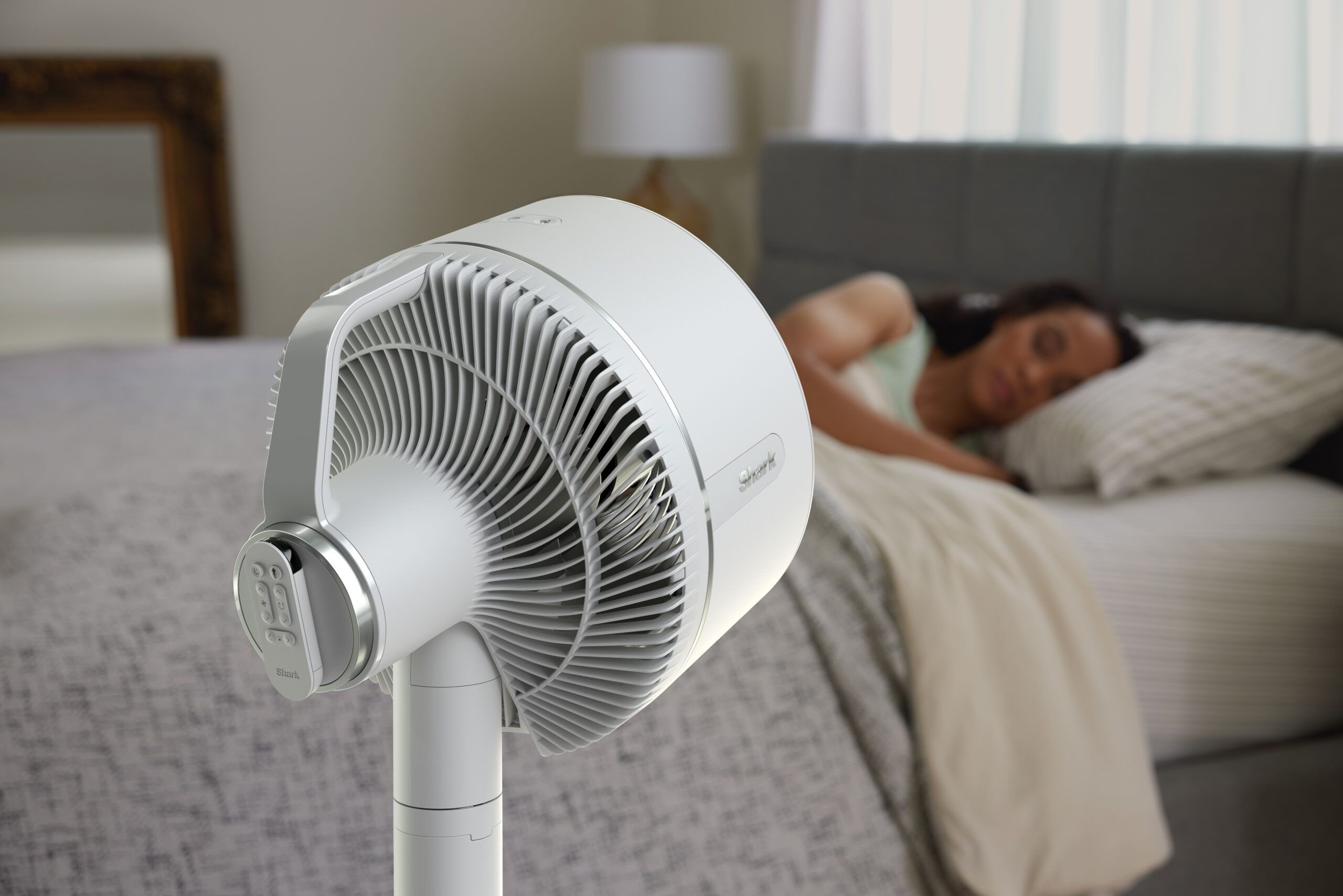 R_FA220EU_InUse_Bedroom_Sleeping_Woman