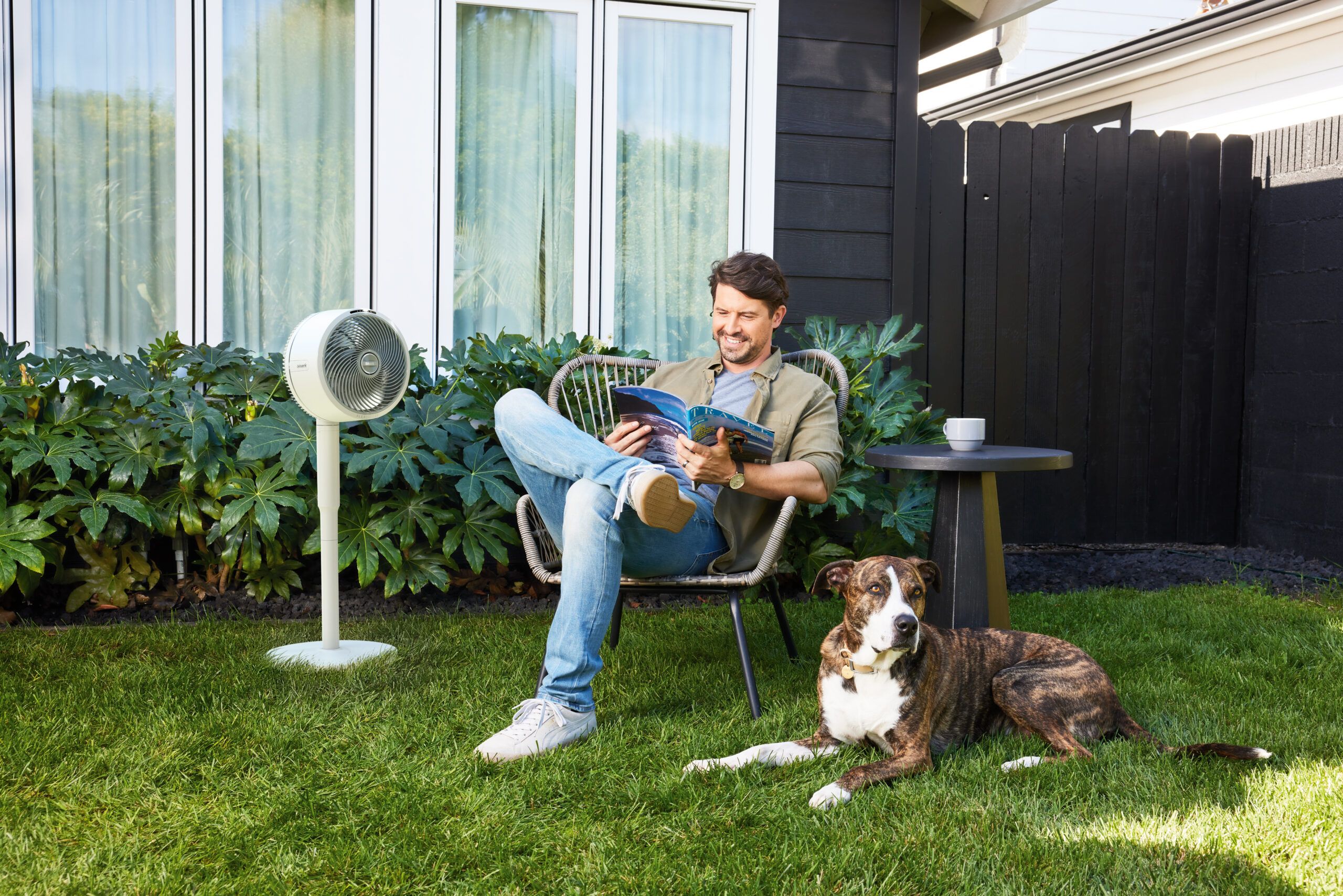 R_FA220EU_InUse_FrontYard_Reading_Man_Dog